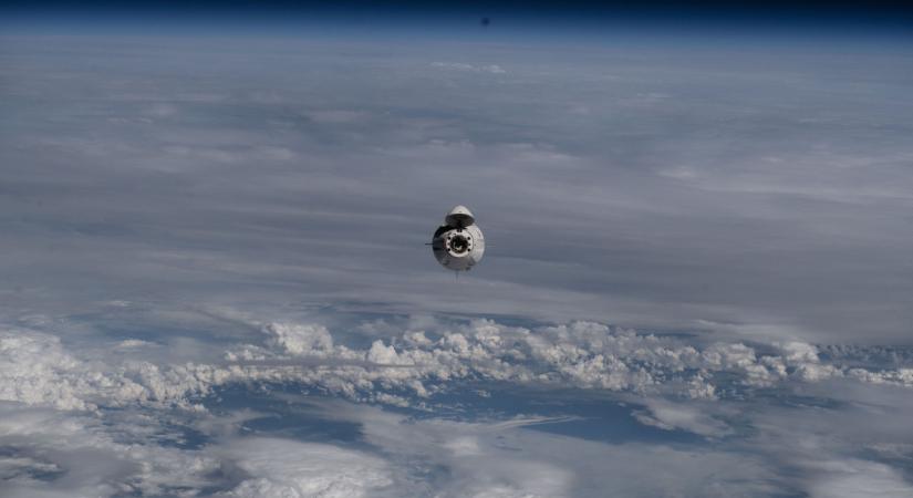 Visszatért a Földre négy űrhajósával a SpaceX kapszula a rejtélyes megbetegedés miatt