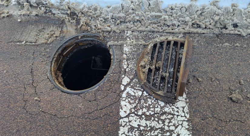 Eltört csatornafedél miatt vezessenek óvatosan a Hajdú-hegyen!