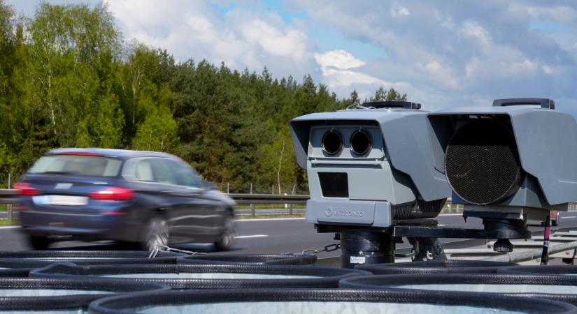 Félreérthető fotót készített a traffipax, majdnem a szendvicse miatt is büntették a gyorshajtót