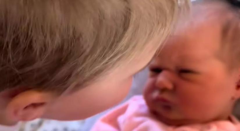 Megpuszilja a 4 napos babát a testvére: a kislány reakciója megolvasztja a szíveket