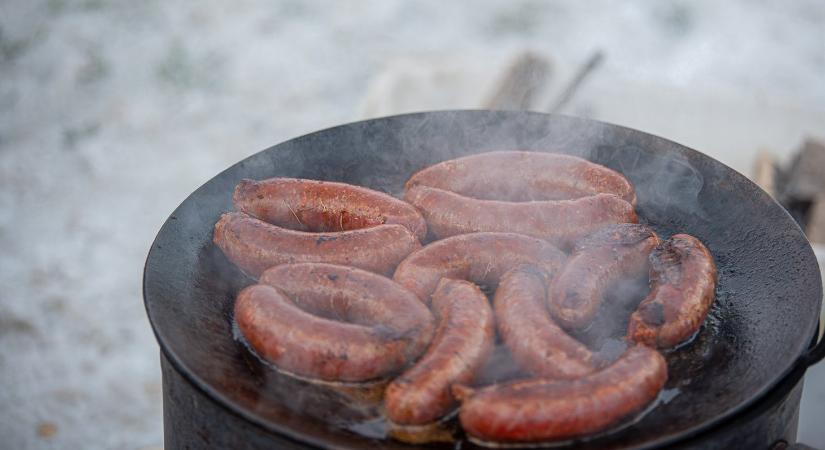 Kolbászillat, közösség és jókedv: nagy sikert aratott a szentgyörgymezői kolbászkészítő verseny