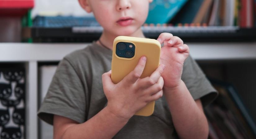Egyre korábban kapják az első okoseszközüket a gyerekek – Vannak, akiknek már óvodásként saját telefonjuk van