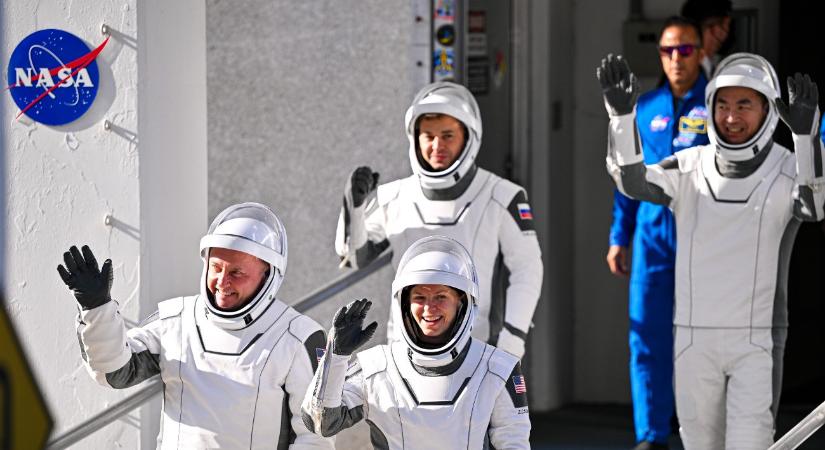 Visszahozták a beteg űrhajóst a földre – videó