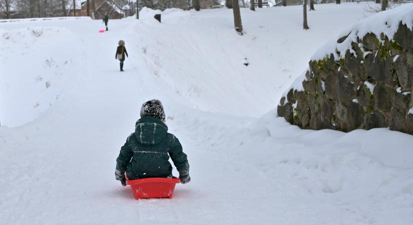 A szánkó, a hólapát és az autóakku az extrém időjárás sztárja az eMAG-nál