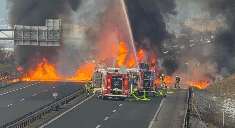 Brutális autópálya-baleset történt: felrobbant egy üzemanyag szállító tartálykamion, teljes az útzár az egyik legforgalmasabb sztrádán Szlovéniában – videón a tűz