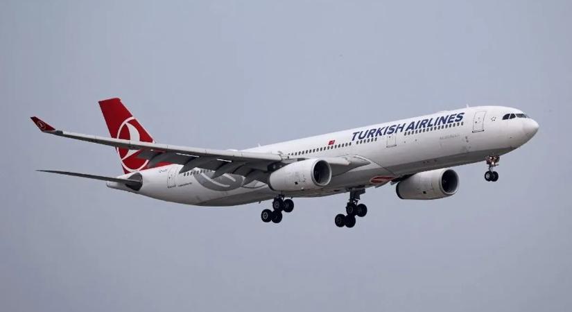 Bombariadó miatt kényszerleszállást hajtott végre egy utasszállító