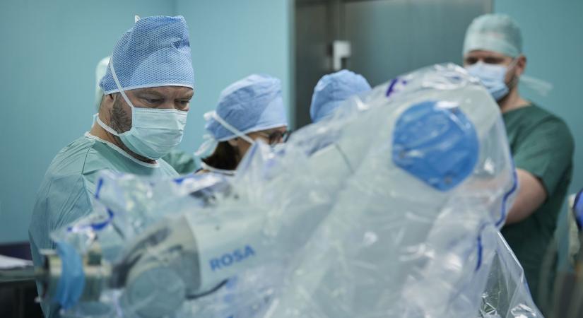 Robot segíti a térdműtéteket a nagymihályi kórházban