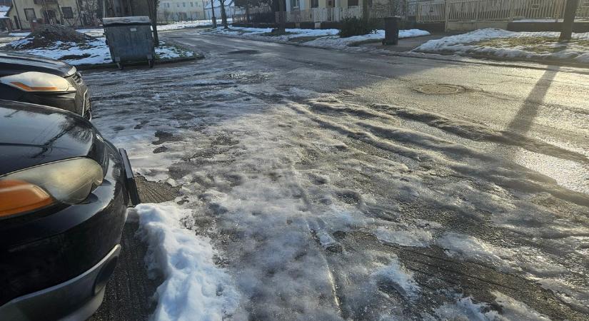 Téged is hazavárnak – fagyott járdák, csúszós útak, nem csak az ónos esőtől kell félni