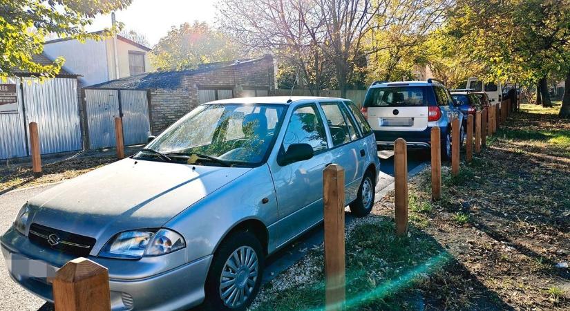 Sziklák és virágládák a kapuban: súlyos ára lehet a ház előtti parkolás „védelmének”
