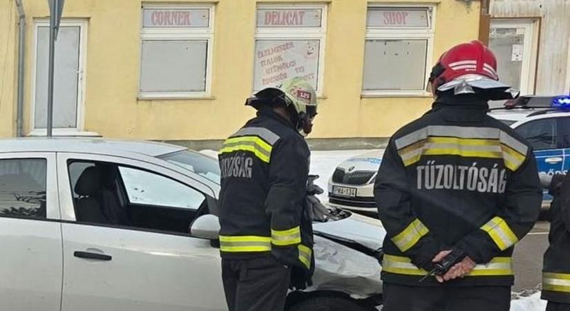 Két személygépkocsi karambolozott Ajkán (fotó)