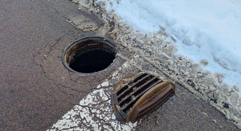 Eltört a csatorna fedlapja Egerben – ezen az utcán érdemes óvatosan közlekedni  fotók
