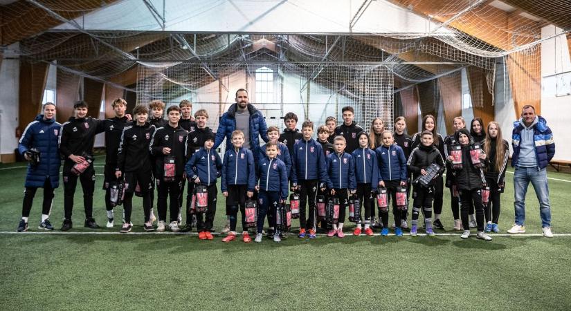 Meglepetés: nemes gesztussal okozott örömet a gyerekeknek a Videoton kapusa