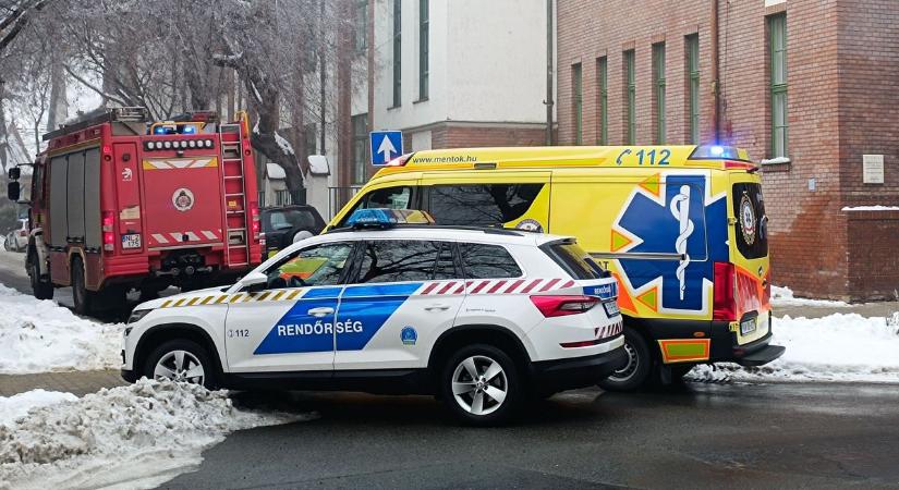 Egy gyanús küldemény miatt tűzoltók, mentők és rendőrök vonultak a halasi postához – fotók, videó