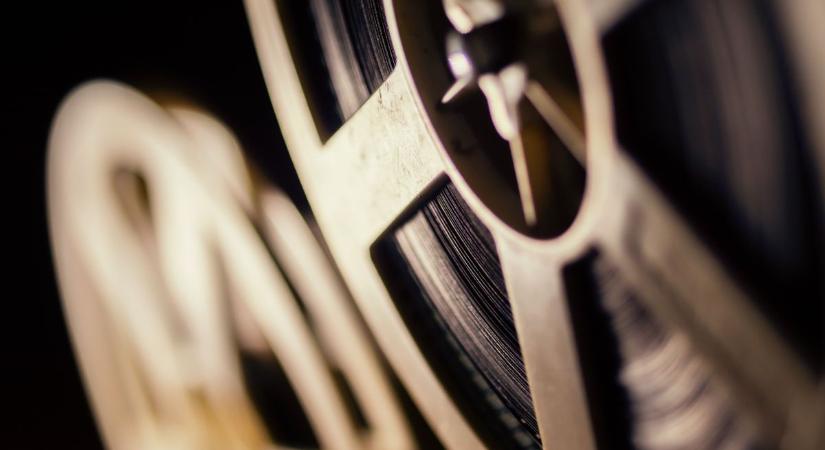 Kígyózó sorok a mozik a pénztárnál