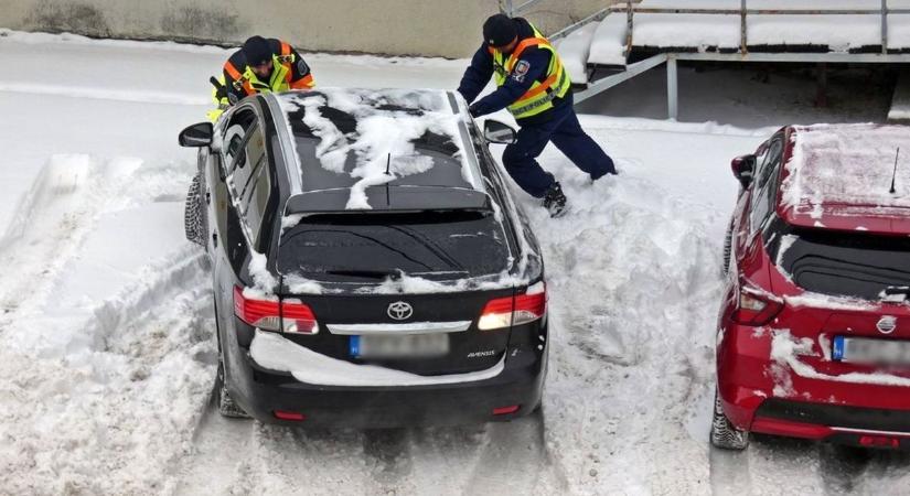 Csendes helytállás egy zajos januárban