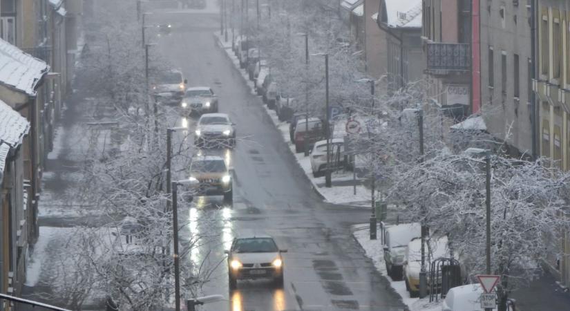 Fehér reggelre ébredt a megyeszékhely, de mi a helyzet a közlekedéssel?