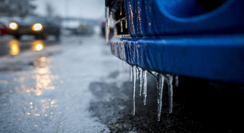 Csúszós utak és rossz látási viszonyok: az időjárás ma sem kíméli Fejér megyét