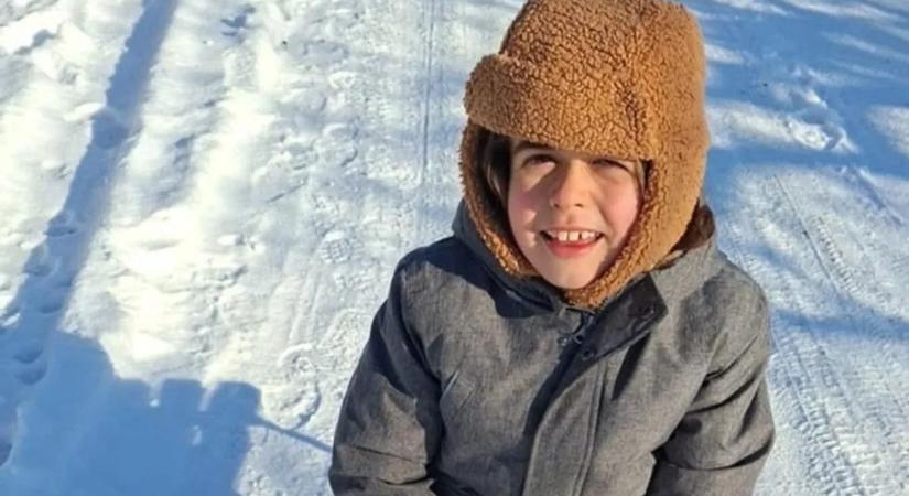 A súlyos beteg Mirkó a hideg ellenére is kipróbálta a szánkózást