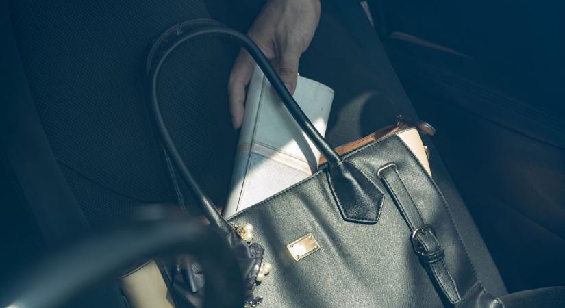 Nyitott autók réme Szekszárdon: hónapokig fosztogatott egy 60 éves nő