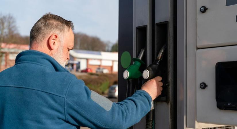 Újabb pofon az autósoknak: péntektől jelentősen többe kerül a tankolás