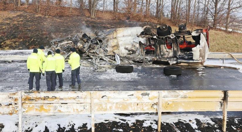 Pokol a szlovén autópályán: 30 ezer liter üzemanyag kapott lángra