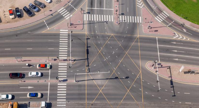 Két 2 éves kislány rohant ki az útra az autók elé – a szülők sehol nem voltak