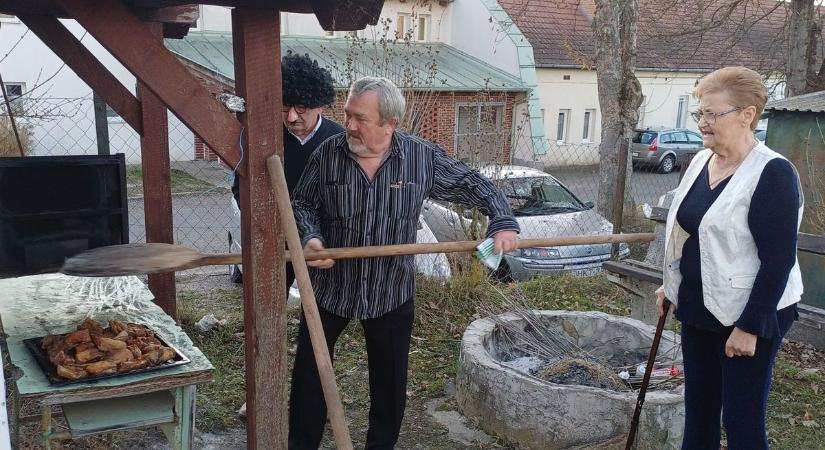 Kemencében sült disznótoros volt a fő menü