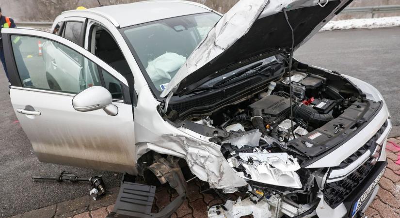 Brutálisan összetört a balesetező Suzuki Szekszárd határában (képgaléria, videó)