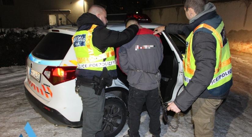 Drogra és pénzre bukkantak a rendőrök a szentesi lakásokban