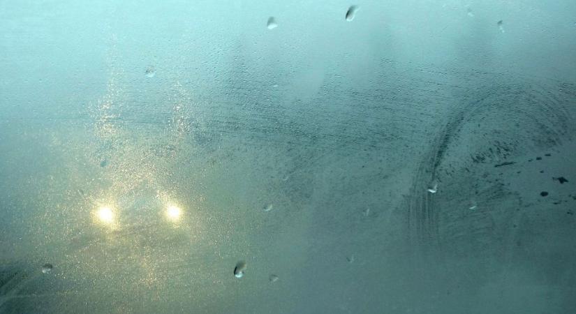 Kiadták a figyelmeztetést: sárgába borult az ország, itt csap le az ónos eső és tejfehér köd