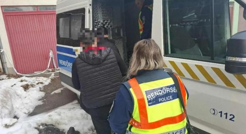Nem pihentek a rendőrök: fél óra alatt két körözött személyt kaptak el