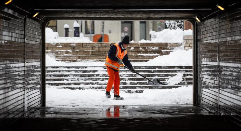 Ez jár azoknak, akik ebben a hidegben is a szabadban kénytelenek dolgozni