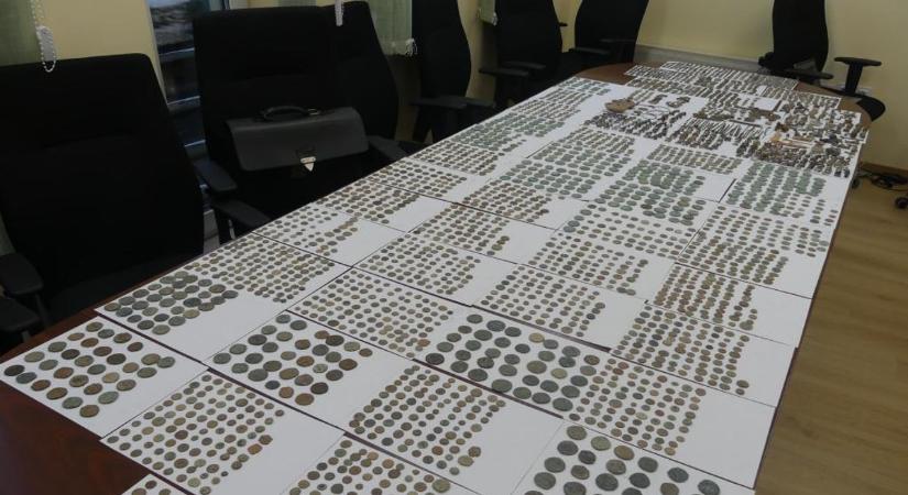 Hihetetlen fogás a röszkei határon, több ezer ókori régiség került elő – videóval