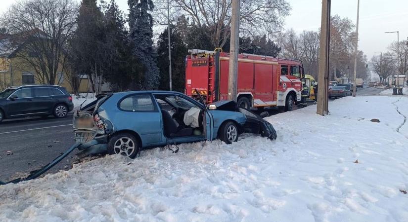 Ronccsá tört az autó Szekszárdon – feszítővágóval mentettek utasokat