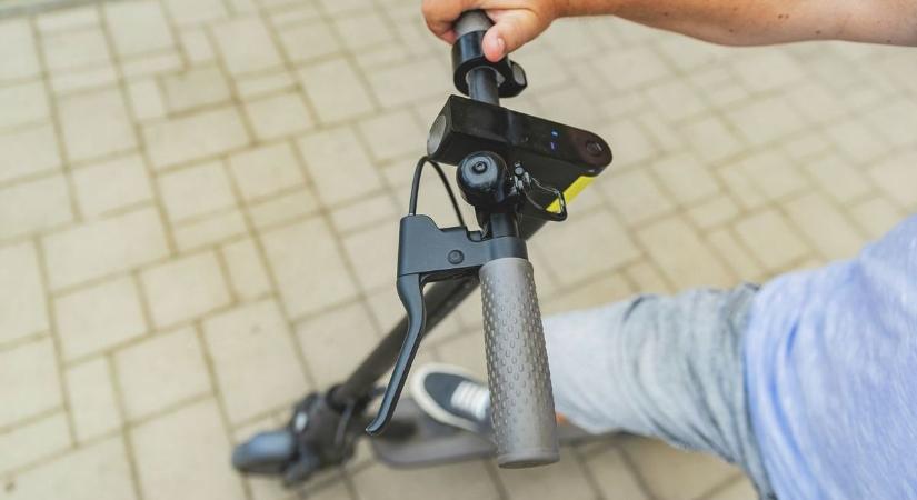 Részegen vezetett elektromos rollert, utasa súlyosan megsérült a balesetben