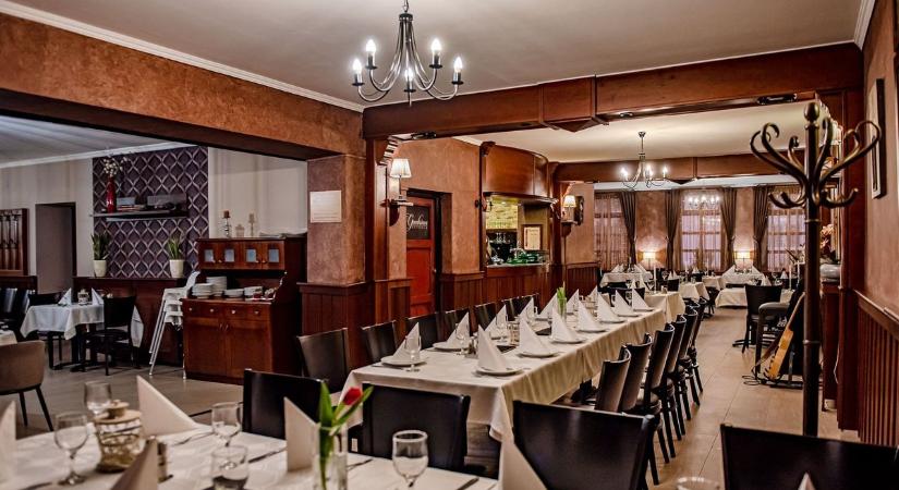 Lezárul egy korszak Pápán, árulják a város szeretett éttermét fotók