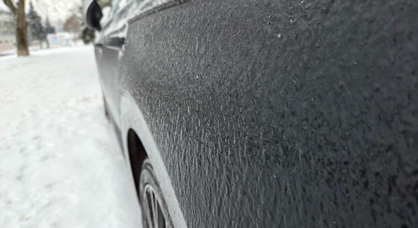 Figyelmeztet a szakértő: 1 gomb benyomása tonnás korcsolyát csinál a kocsidból