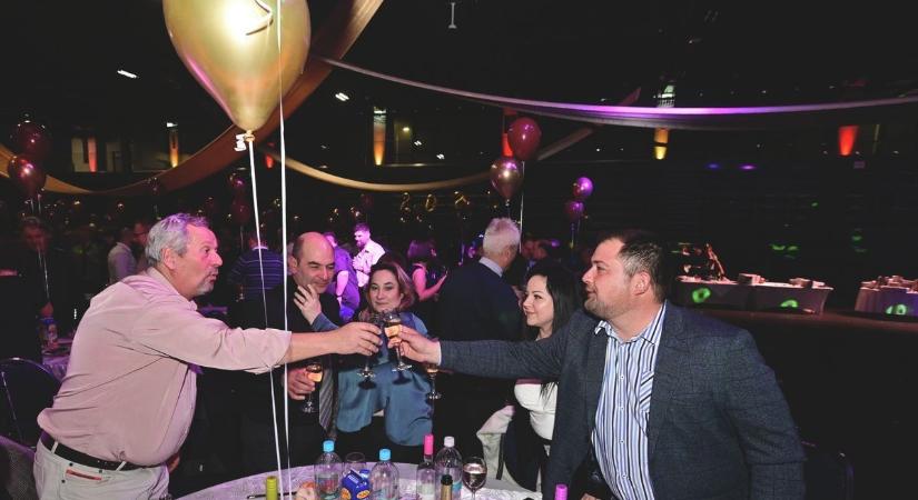 Pálinka, tánc és egy új esély – harmadszor is jön a szinglikarkötős pótszilveszter Szekszárdon