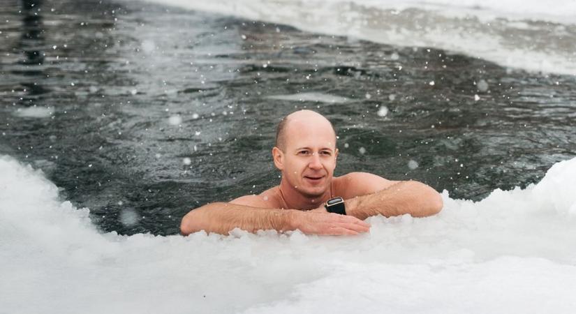 Extrém kihívás vár a bátrakra, jeges vízbe merülnek az egészségükért