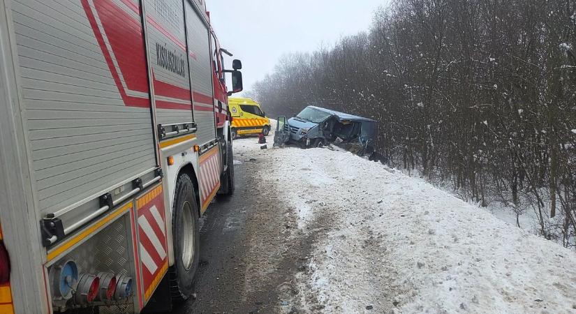 Roncsdarabok a brutális baleset helyszínén – így festett a terület a kisúji karambol után
