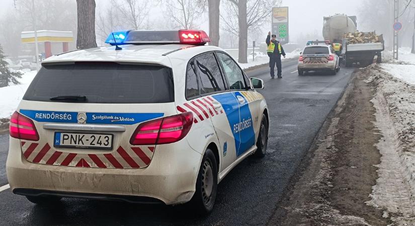 Nem tartotta a követési távolságot, belerohant a kamionba a tűzifát szállító kisteherautó – fotók