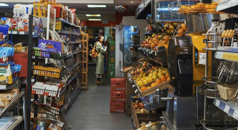 Itt a bolti kamera felvétele a nőkről, akik a kisunokát is bűnbe vitték