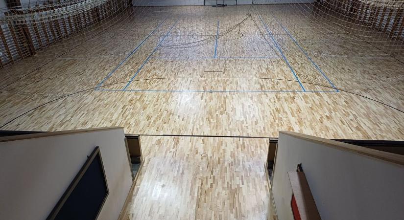 Új burkolatot kapott a beledi tornacsarnok, 40 millió forintba került