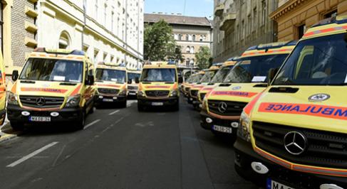 Átszaladt egy fiatal a piroson az Istenhegyi úton, elgázolta egy busz