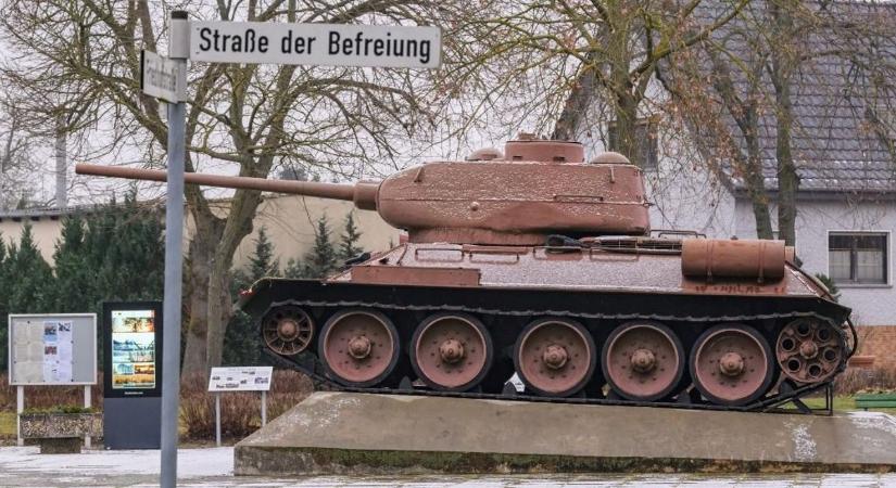 Olyan új tankot mutattak be az oroszok, amin a fél világ csak nevet: megérkezett a frontra a Pitypang – "Ez Putyin kétségbeesésének a jele"