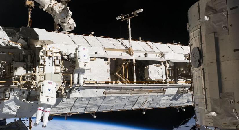 Négy űrhajós zuhant a Csendes-óceánba egészségügyi vészhelyzet miatt