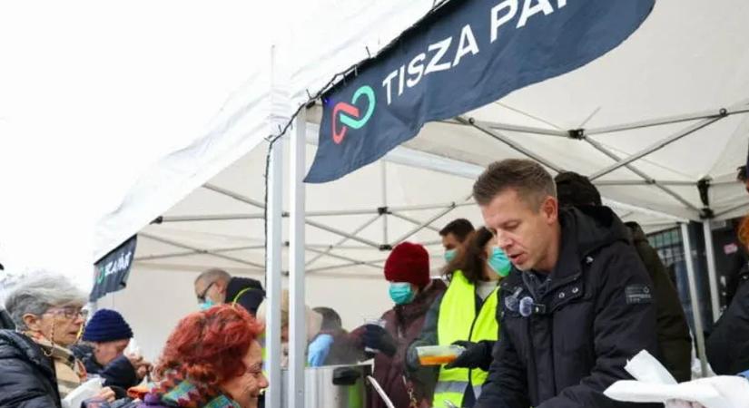 Magyar Péter szerint felrúgták a Tisza pultját és fojtogatták az egyik önkéntesüket