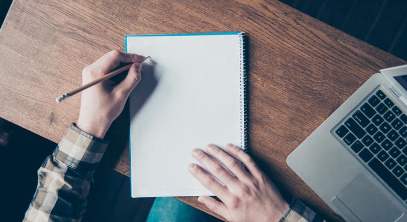 Gépelés vagy kézzel írás?