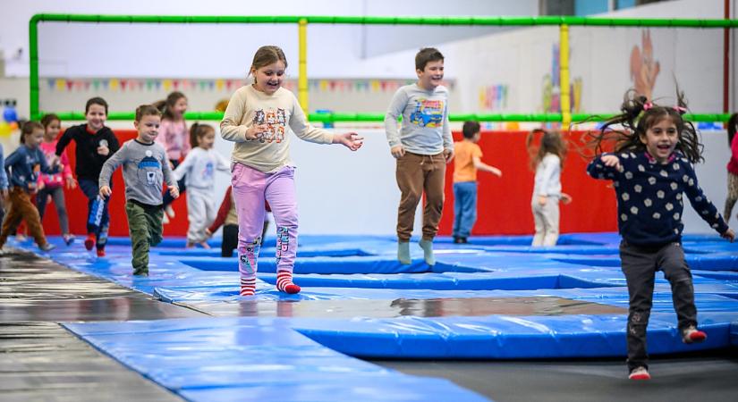 Hamarosan a látogatók előtt is megnyitja kapuit Kelet-Magyarország első trambulinparkja Debrecenben – fotókkal, videóval