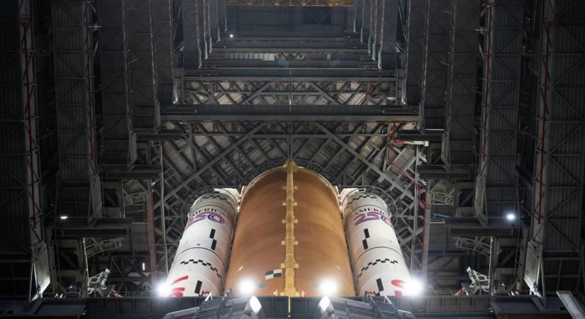 Hogyan mozgatod a kilövőállásra a világ egyik legnagyobb űrrakétáját, ami nyolcvan kék bálna tömegét nyomja?